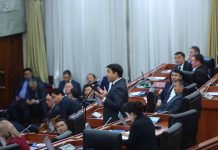 «Позор вам!» Жанар Акаев обвинил ЦИК в трусости и нелогичности