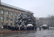 Өкмөт үйүнүн алдында чыккан соодагерлер бийликке 2 күн убакыт берди