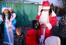 Глава БГК в костюме Деда Мороза лично доставил подарки маленьким бишкекчанам