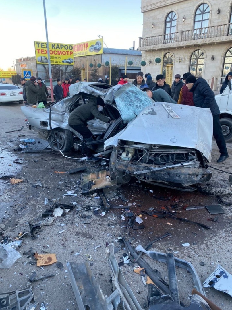 33 Машину после ДТП разорвало на части в Бишкеке. Есть жертвы