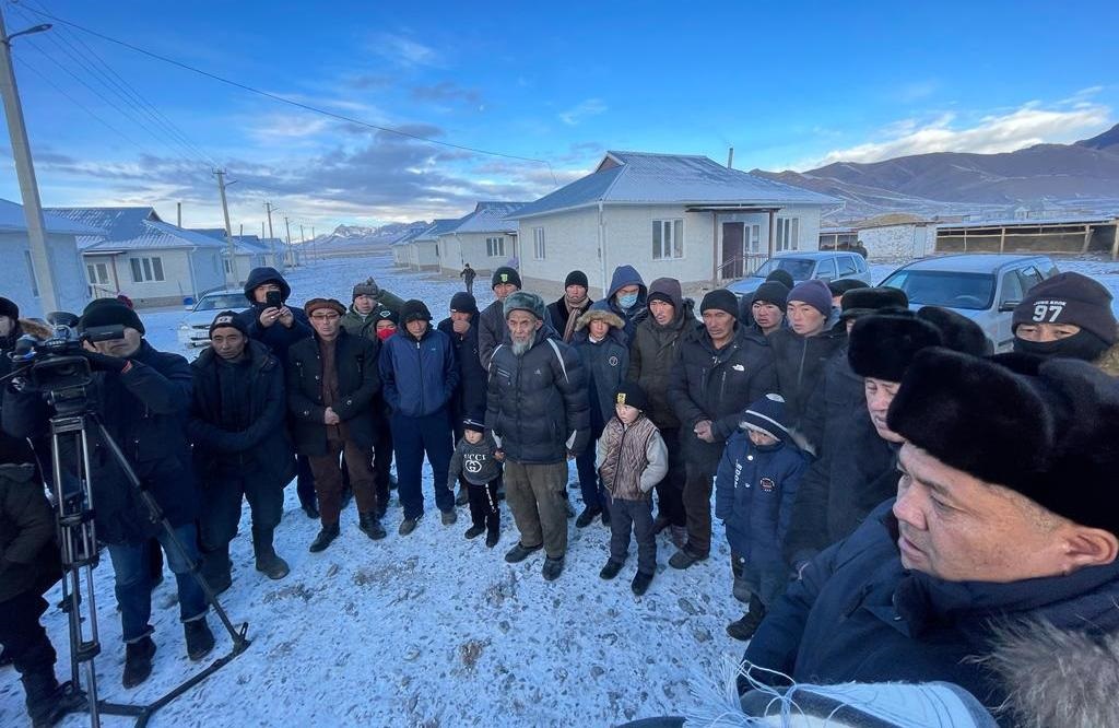 4 5 На Алае памирские кыргызы получили матпомощь от имени президента
