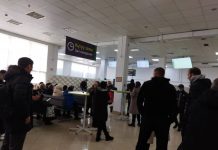 «Пора принимать меры!» Бишкекчане жалуются на большие очереди в ЦОНах