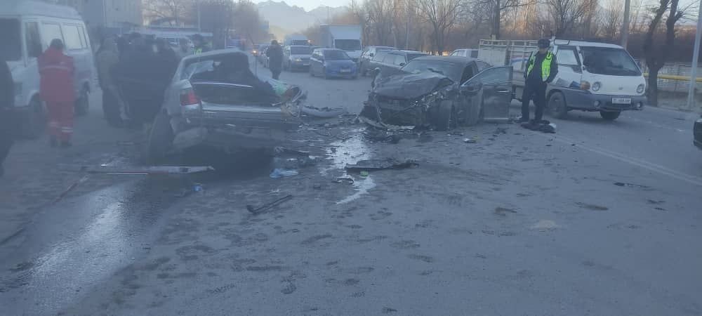 77 3 Машину после ДТП разорвало на части в Бишкеке. Есть жертвы