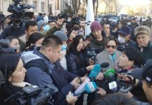 У здания ЦИК на митинг собираются представители партий