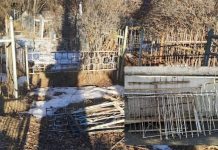 Баткенде мүрзөлөрдөгү темир тосмолорду уурдап жүргөн 38 жаштагы жаран кармалды