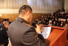 Ош шаарындагы милиция кызматкерлери жарандар менен жолугушууларды өткөрүшүүдө