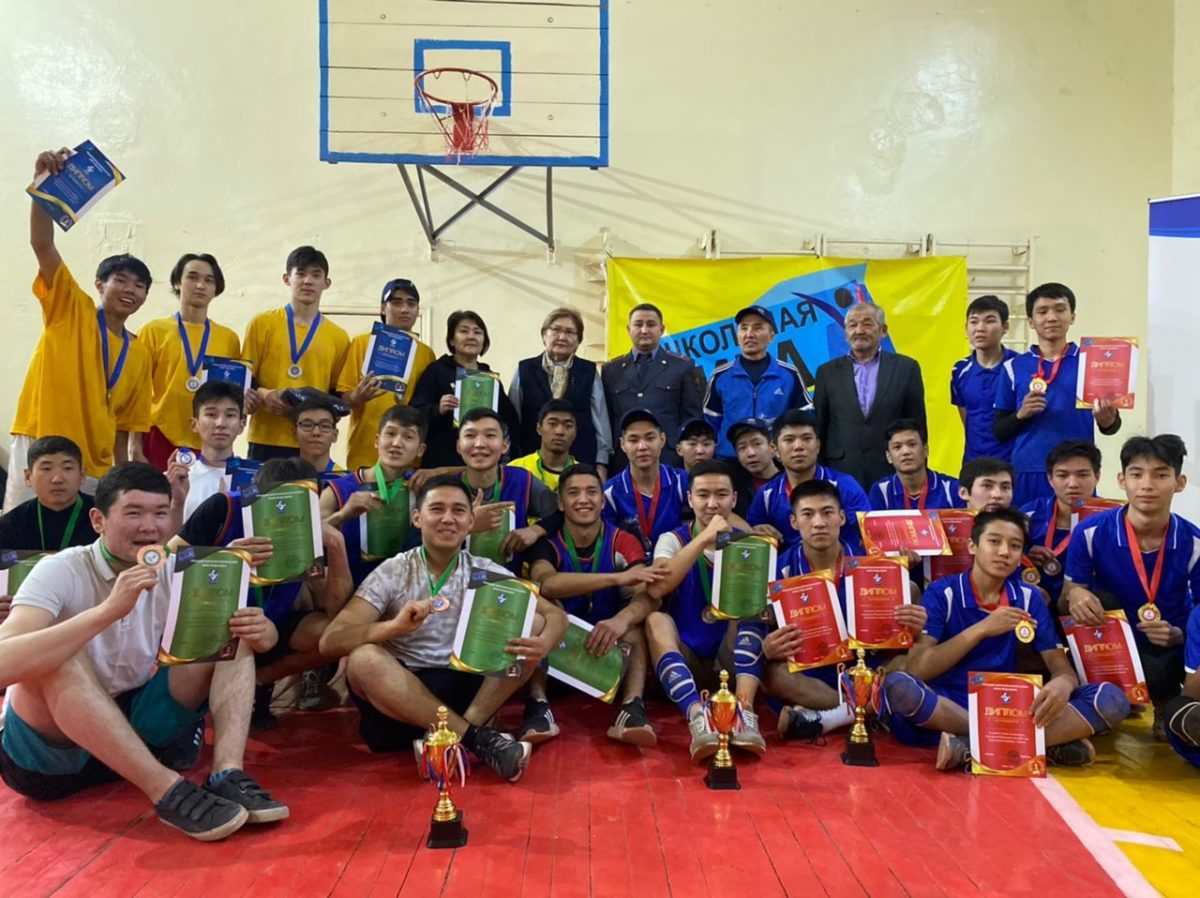 WhatsApp Image 2021 12 10 at 09.06.04 Милиционерлер Бишкектин окуучулары үчүн волейбол боюнча турнир өткөрүштү