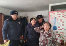 Караколдо жол коопсуздугунун кызматкерлери улгайган адамдарга жардам беришти