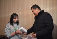 Трем бишкекским школьникам подарили телефоны от имени президента