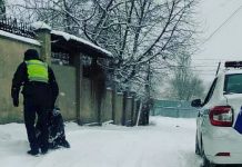 Милициянын кайгуул кызматкерлери суукта үй-жайсыз жарандарга жардам көрсөтүүдө