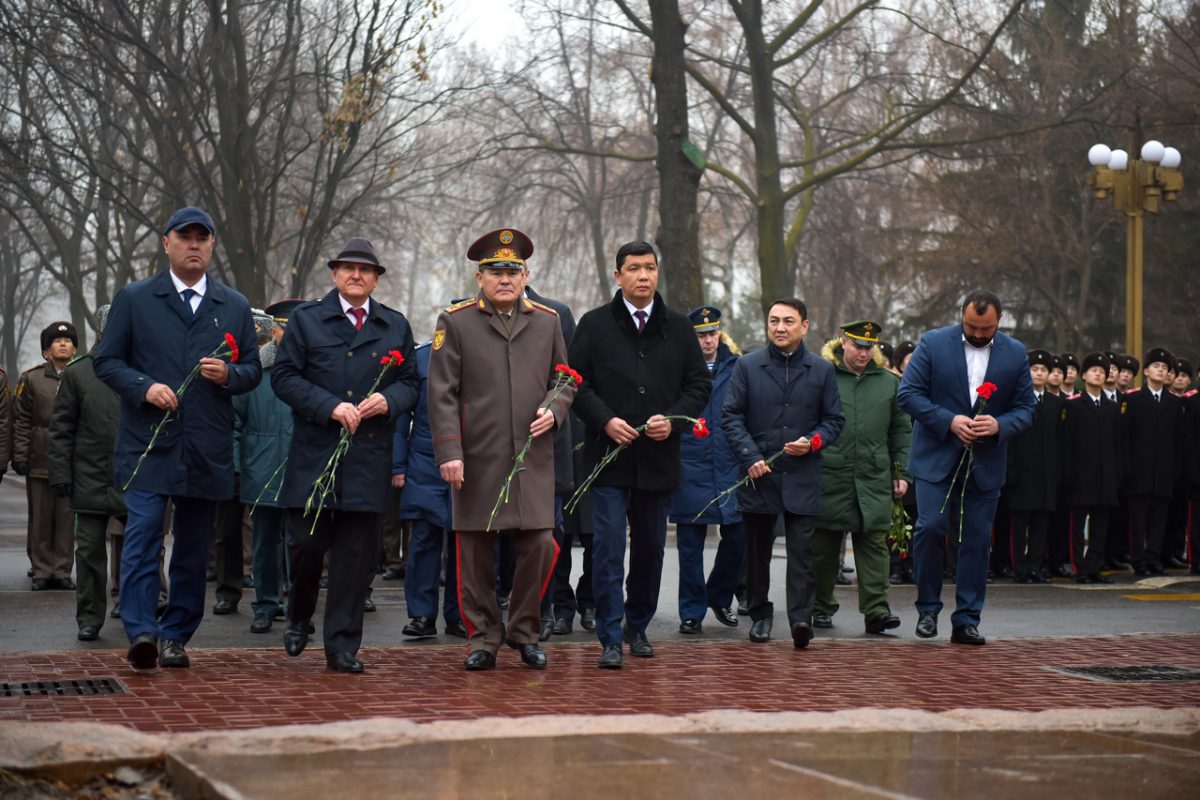 bek 9306 В Бишкеке торжественно открыли обновленный памятник Панфилову. ФОТО