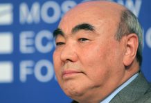 Аскар Акаев «Кумтөр» иши боюнча УКМКга сурак берди