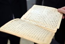 ФОТО. Президент передал Историческому музею подлинник дневника Юсупа Абдрахманова