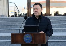 Садыр Жапаров Япониянын премьер-министрине көңүл айтты