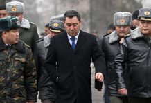 Садыр Жапаров посетил войсковую часть 64479 ГКНБ и вручил боевое знамя. ФОТО