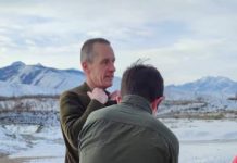 Посол Великобритании в КР Чарльз Гарретт с сыновьями устроили заплыв на Иссык-Куле