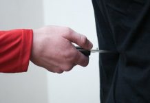 В ходе драки в Бишкеке мужчина получил удар ножом в спину