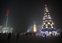 Когда зажгут главную елку страны? Ответ мэрии