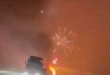 Пожар фуры с пиротехникой в Казахстане превратился в фееричное шоу