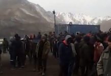 На Кара-Кече митингуют водители. Им не разрешают загружать уголь