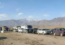 В Жумгале жители перекрывают дорогу из-за смертельного ДТП. Милиция ведет переговоры