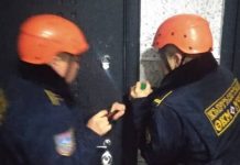 В Бишкеке спасатели вскрыли дверь квартиры и нашли там тело девушки