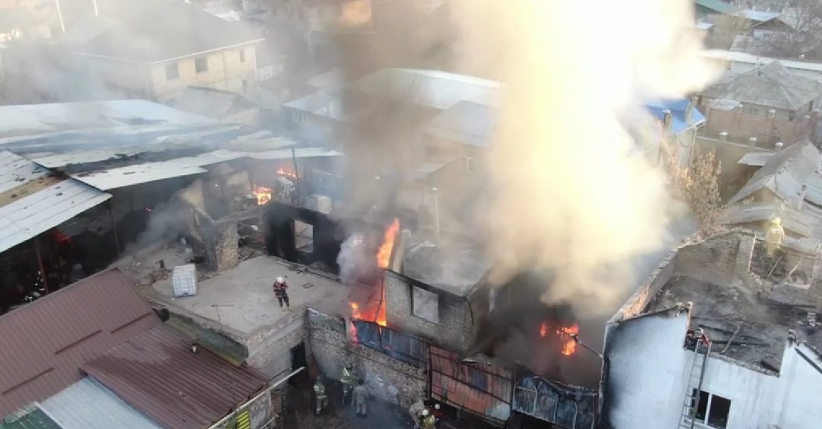 image 42 2 Площадь пожара на складе ГСМ в Бишкеке составила более тысячи квадратных метров. ФОТО