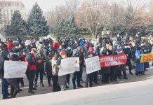 На Старой площади в Бишкеке проходят два митинга. ФОТО