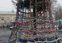 Елка года! Новогодняя «красавица» в Узгене рассмешила соцсети