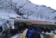 На трассе Бишкек-Ош бензовоз вылетел за ограждение