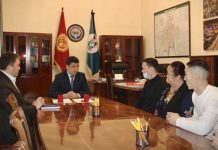 В Бишкеке двум выпускникам детдомов вручили ключи от квартир