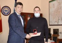 Мэр балдар үйүнүн дагы эки бүтүрүүчүсүнө үйдүн ачкычын берди