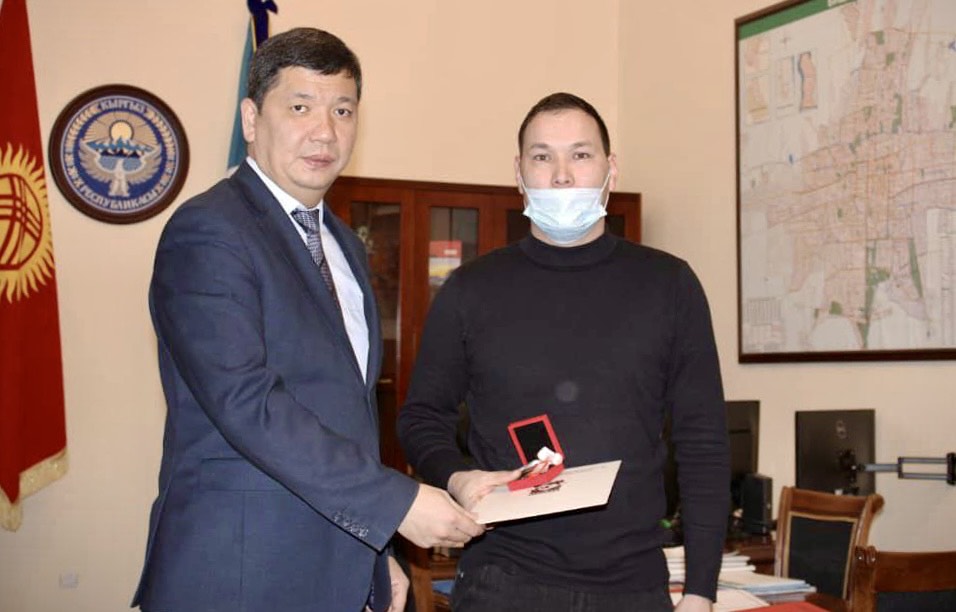 img 7576 В Бишкеке двум выпускникам детдомов вручили ключи от квартир