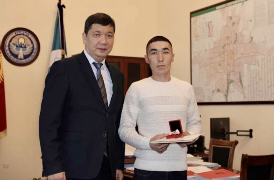 img 7577 В Бишкеке двум выпускникам детдомов вручили ключи от квартир