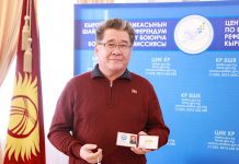 ЦИК вручила удостоверение и нагрудный знак депутату ЖК Акбокону Таштанбекову