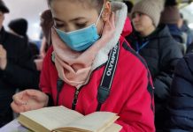 Бишкекчанам в троллейбусе напомнили, как выглядят книги и чем они полезны. ФОТО