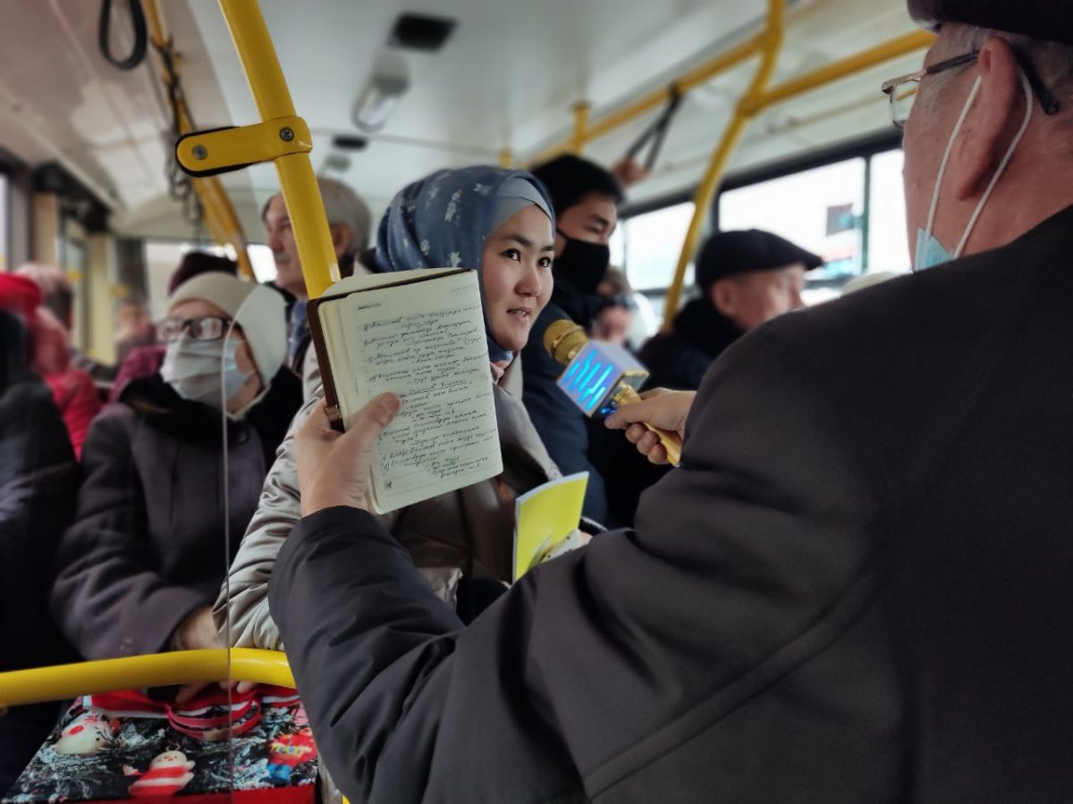 photo1639563833 2 Бишкекчанам в троллейбусе напомнили, как выглядят книги и чем они полезны. ФОТО