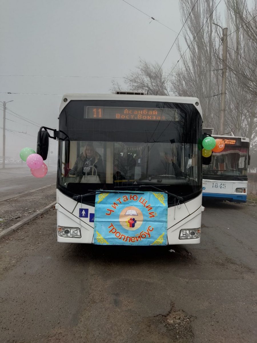 photo1639563833 5 Бишкекчанам в троллейбусе напомнили, как выглядят книги и чем они полезны. ФОТО