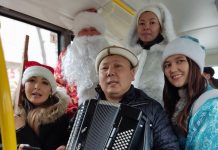 Бишкекчан в троллейбусах развлекают дед мороз и снегурочка. ФОТО