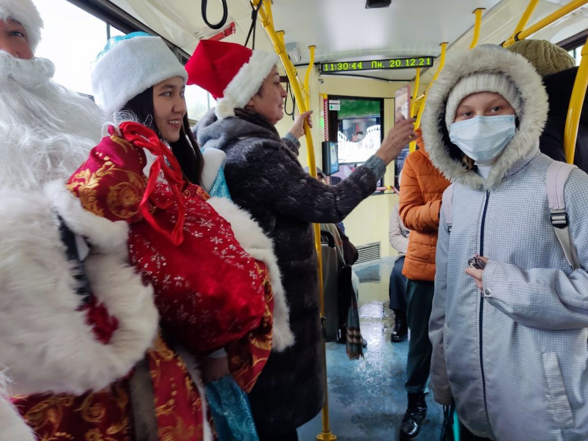 photo1639997143 3 Бишкекчан в троллейбусах развлекают дед мороз и снегурочка. ФОТО