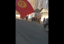 Жителей родного села Ташиева выстроили для встречи кортежа президента. Комментарий пресс-секретаря Жапарова