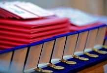Кесиптик ишмердигиндеги зор жетишкендиктери үчүн бир катар жарандар мамлекеттик сыйлыктар менен сыйланышты