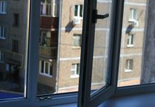 Каракол шаарында 5-кабаттан боюн таштаган 16 жаштагы кыз аман калды