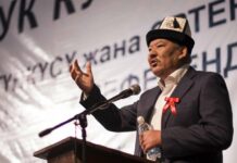 Азимбек Бекназаров сурак берип жатат