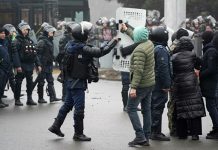 Политолог: Из Кыргызстана «лепят» образ «организатора цветных революций»?