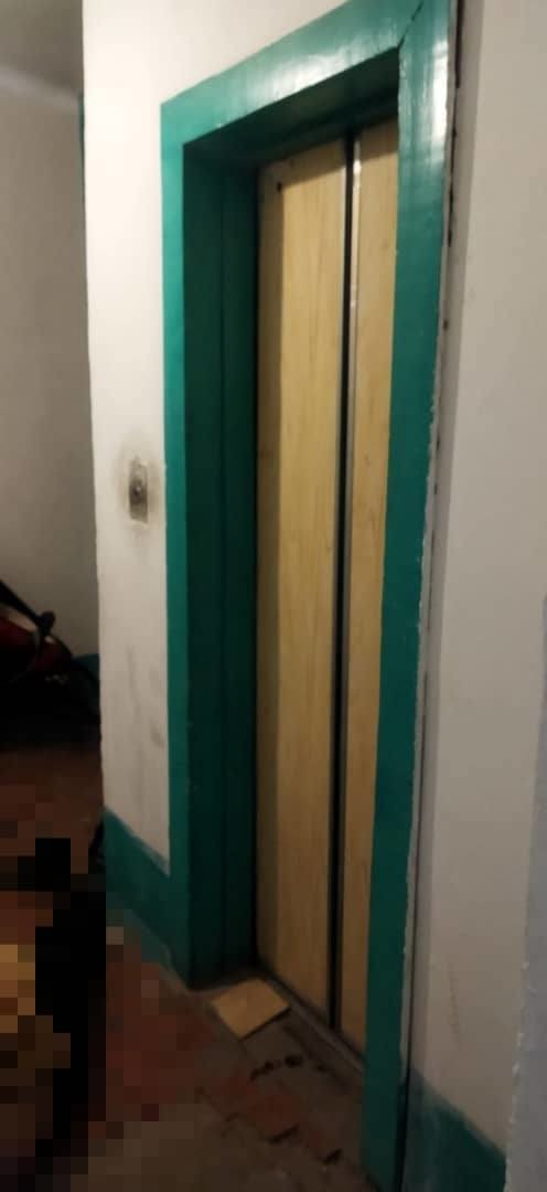 1294368.ddd1ba7110cb694bbfb80516c326d15d В Бишкеке мужчину насмерть зажало дверями лифта