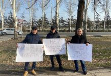 Возле посольства Казахстана в Бишкеке проходит митинг в поддержку Викрама Рузахунова