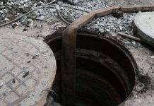 В Сокулуке два сотрудника ЖКХ упали в канализационный люк. Один отравился газом