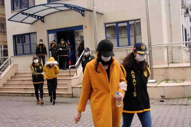 77 В Турции задержали кыргызстанок, которые оказывали интим-услуги в школьном автобусе
