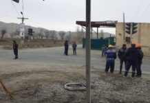 Милиция Баткена охраняет энергетиков КР и РТ, которые ремонтируют ЛЭП